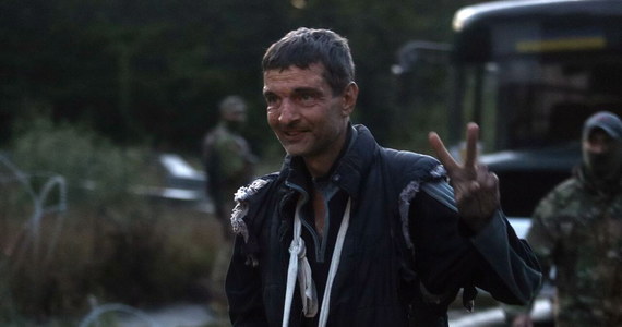 ​Mychajło Dianow jest jednym z 215 ukraińskich obrońców, którzy w środę zostali zwolnieni z rosyjskiej niewoli. Porównanie zdjęć udostępnione przez ukraińskie Ministerstwo Obrony Narodowej pokazuje jednak, jak koszmarnie przez Rosjan byli traktowali jeńcy wojenni.