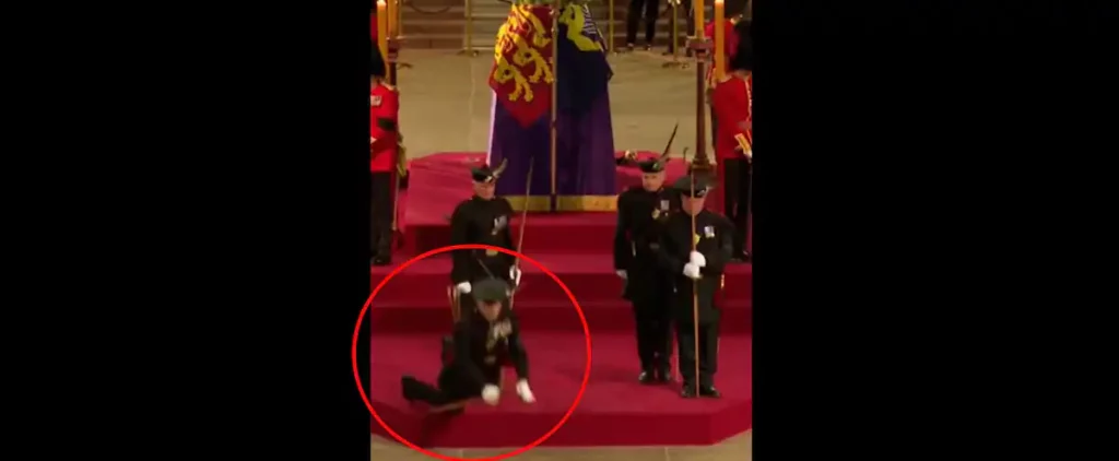 [VIDÉO] A royal guard faints near the Queen's coffin
