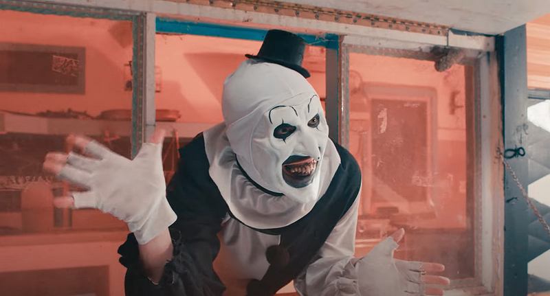 Terrifier 2 has the reputation of a horror movie where people pass out and vomit.  Before checking, we got handbags just in case of warning [RECENZJA]