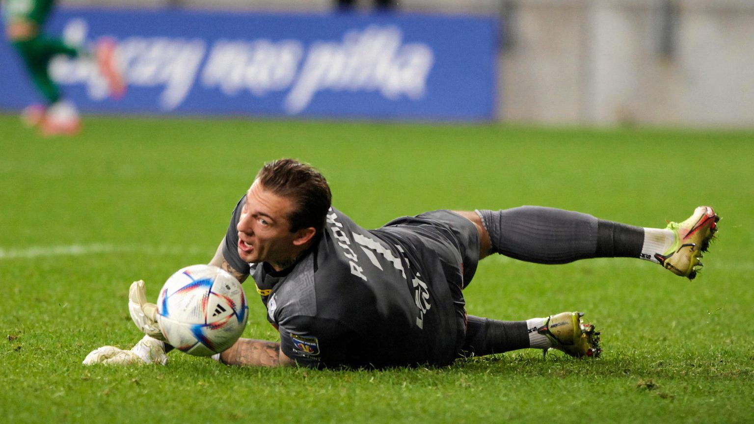 Lech Poznan wants the leading goalkeeper in the league.  Looking for a successor to Rudka Pika Nona