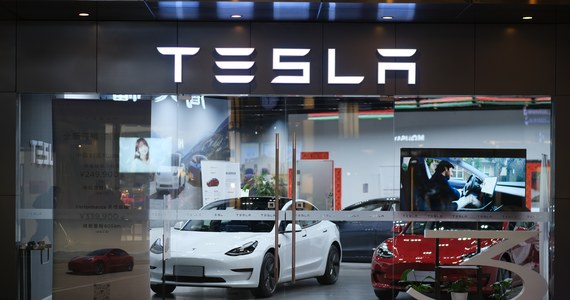 Tesla obiecała pomoc w policyjnym dochodzeniu po tragicznym wypadku samochodowym, do którego doszło w Chinach. Zginęły dwie osoby, a trzy kolejne zostały ranne. Sprawcą miał być kierowca auta Tesla Model Y.