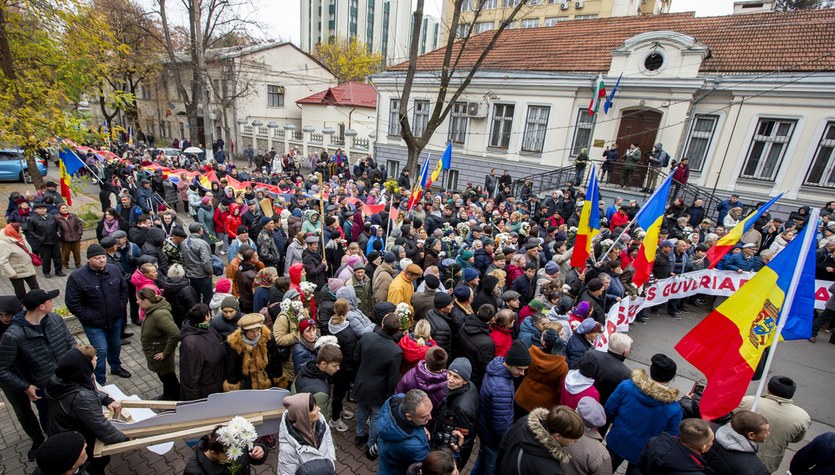 Moldova.  Chisinau: Thousands of pro-Russian protesters closed the center