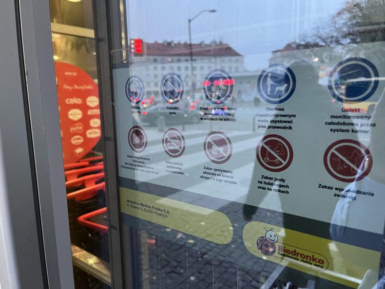 Information about the ban on bringing animals into the store can be found on the door of every Peedronca retail outlet. 