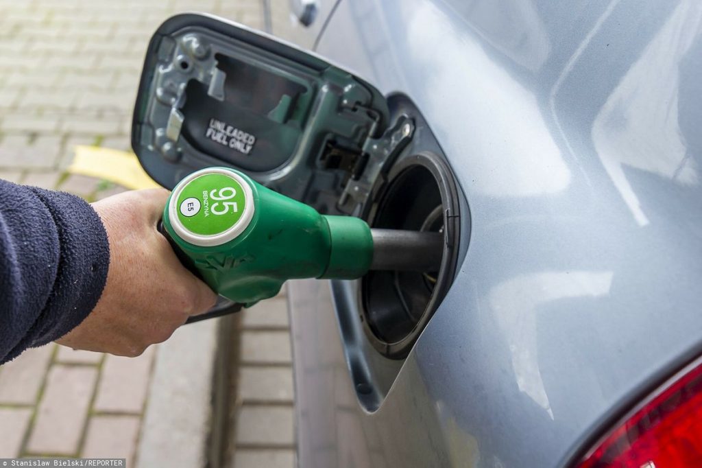 Fuel prices at stations are dropping very slowly.  "There is scope for great discounts."