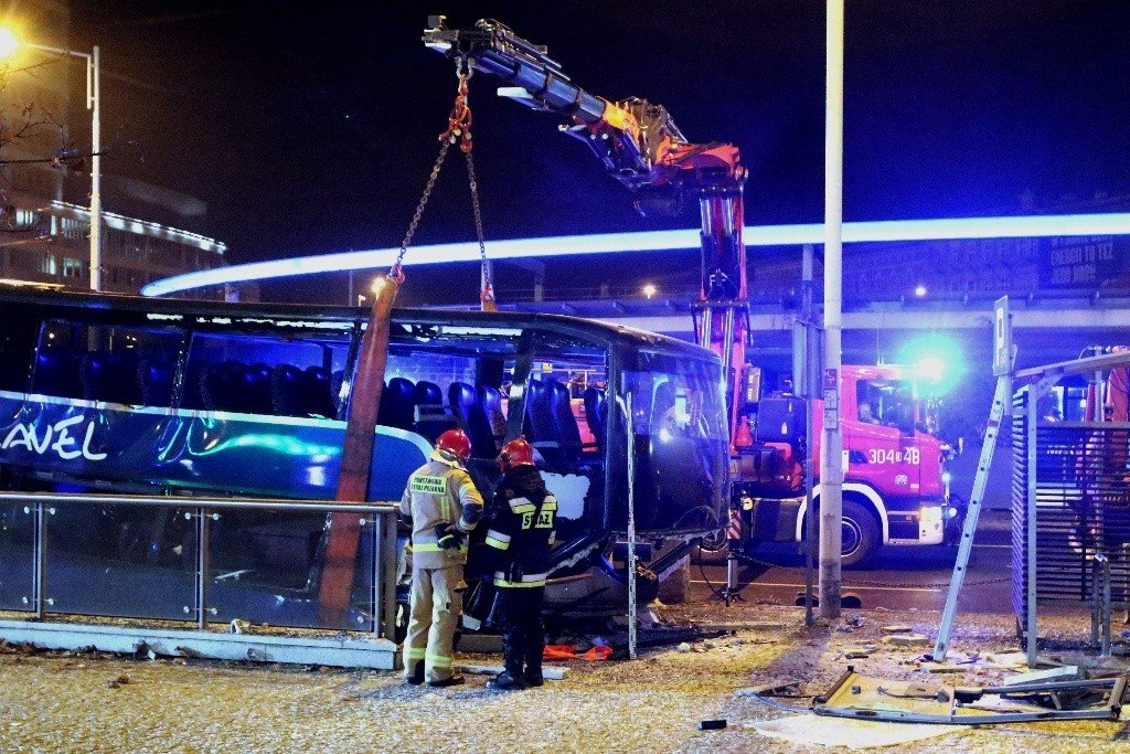Accident at Regan Square in Wroclaw.  The bus entered the tunnel.  1 person died [FILMY, ZDJĘCIA]