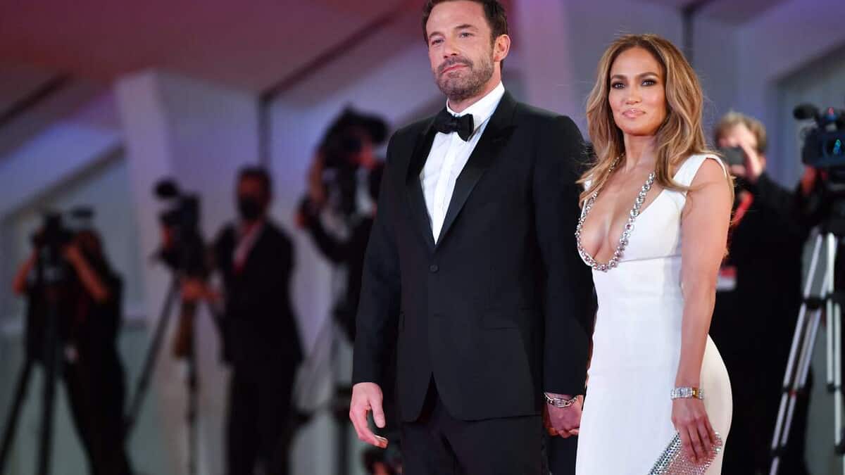 Ben Affleck rekindled his relationship with Jennifer Lopez via email