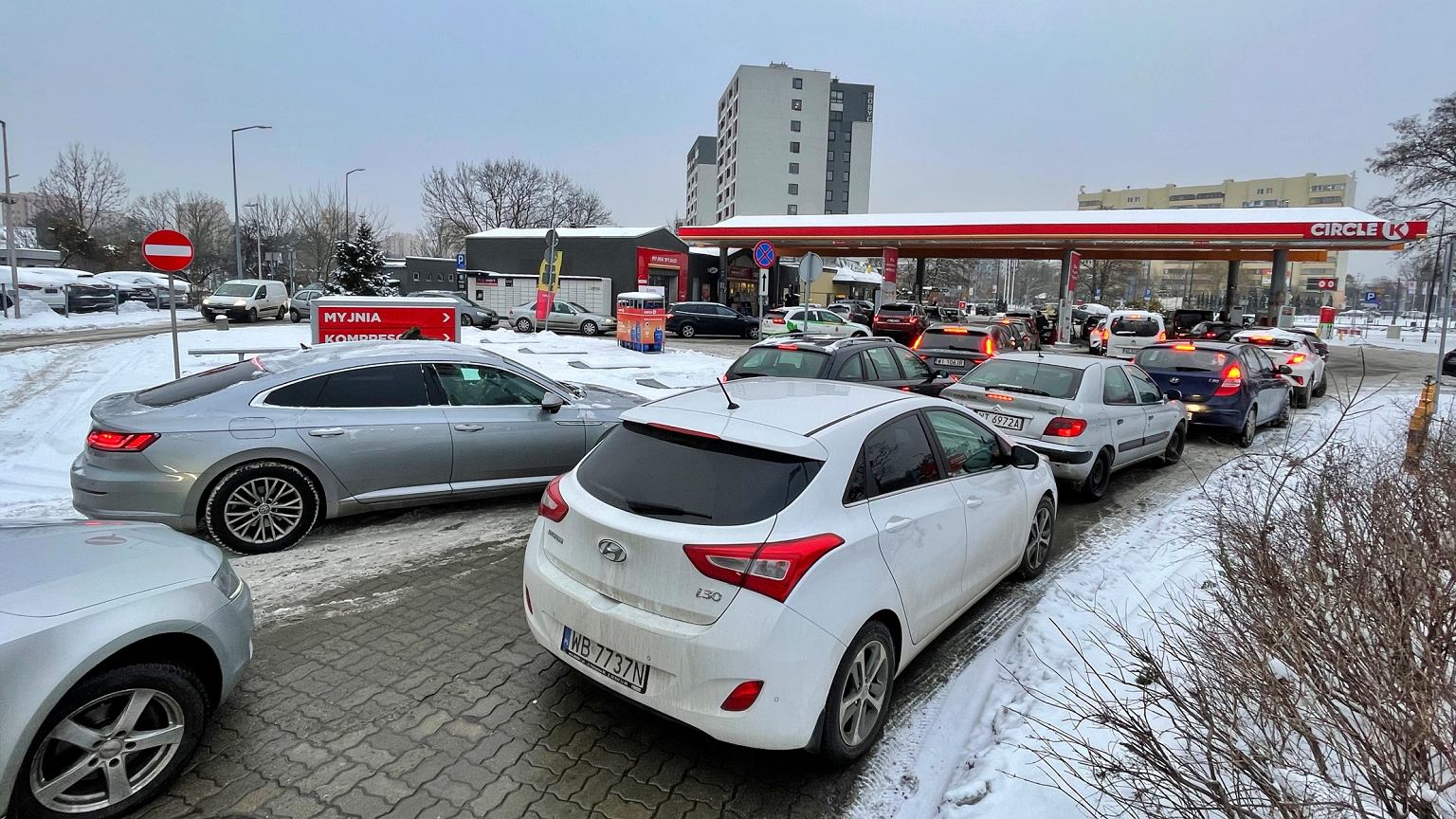 Siege of Circle K station. Drivers hurried to get PLN 1 cheaper fuel per liter.  I'll do it