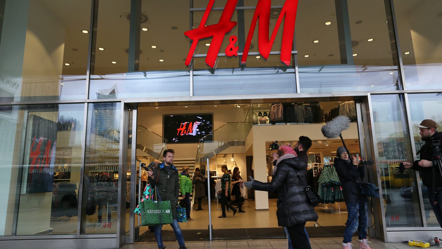 People line up to enter an H&M store in a shopping center in Saint Petersburg, Russia, August 3, 2022.