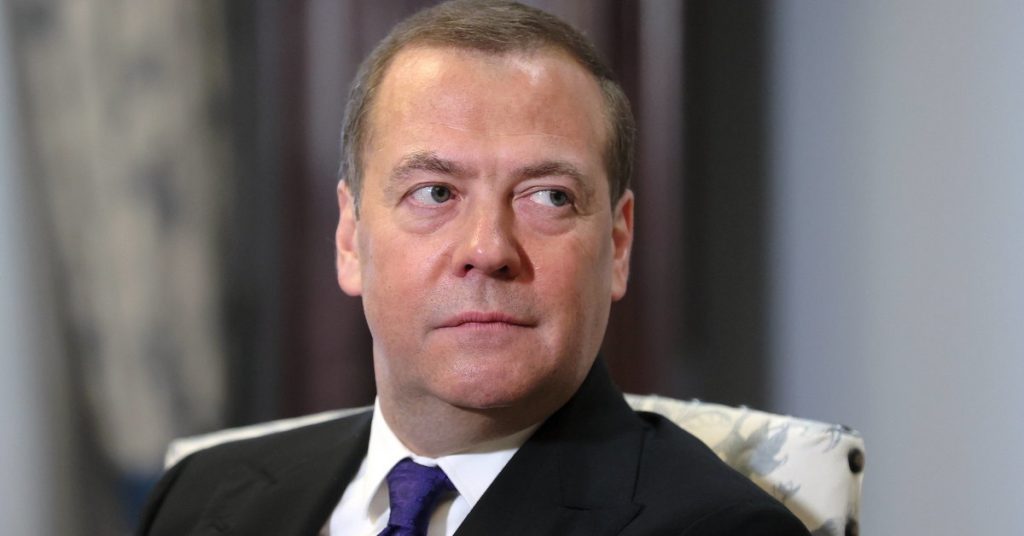 Medvedev points to more "enemies" of the Russians and threatens with "powerful weapons"
